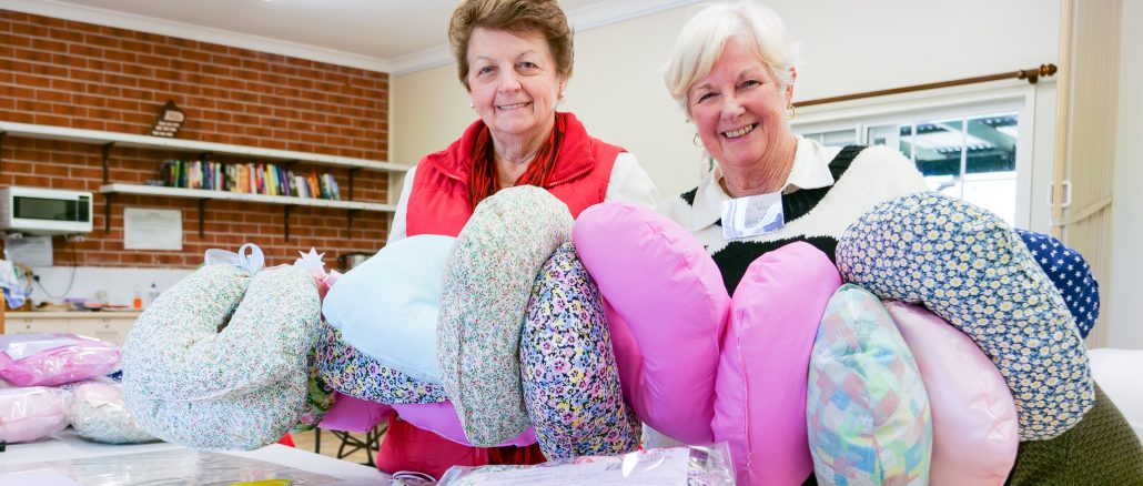 Margaret Dennis from Zonta and Beaudesert Quilters President Robyn Vine.