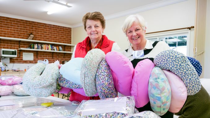 Margaret Dennis from Zonta and Beaudesert Quilters President Robyn Vine.
