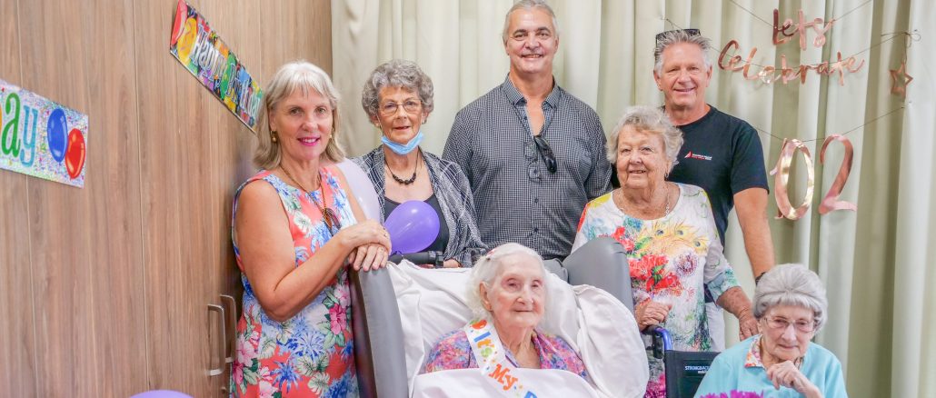 Alice Love (centre) celebrates turning 102 with family and friends. Photo by Susie Cunningham.